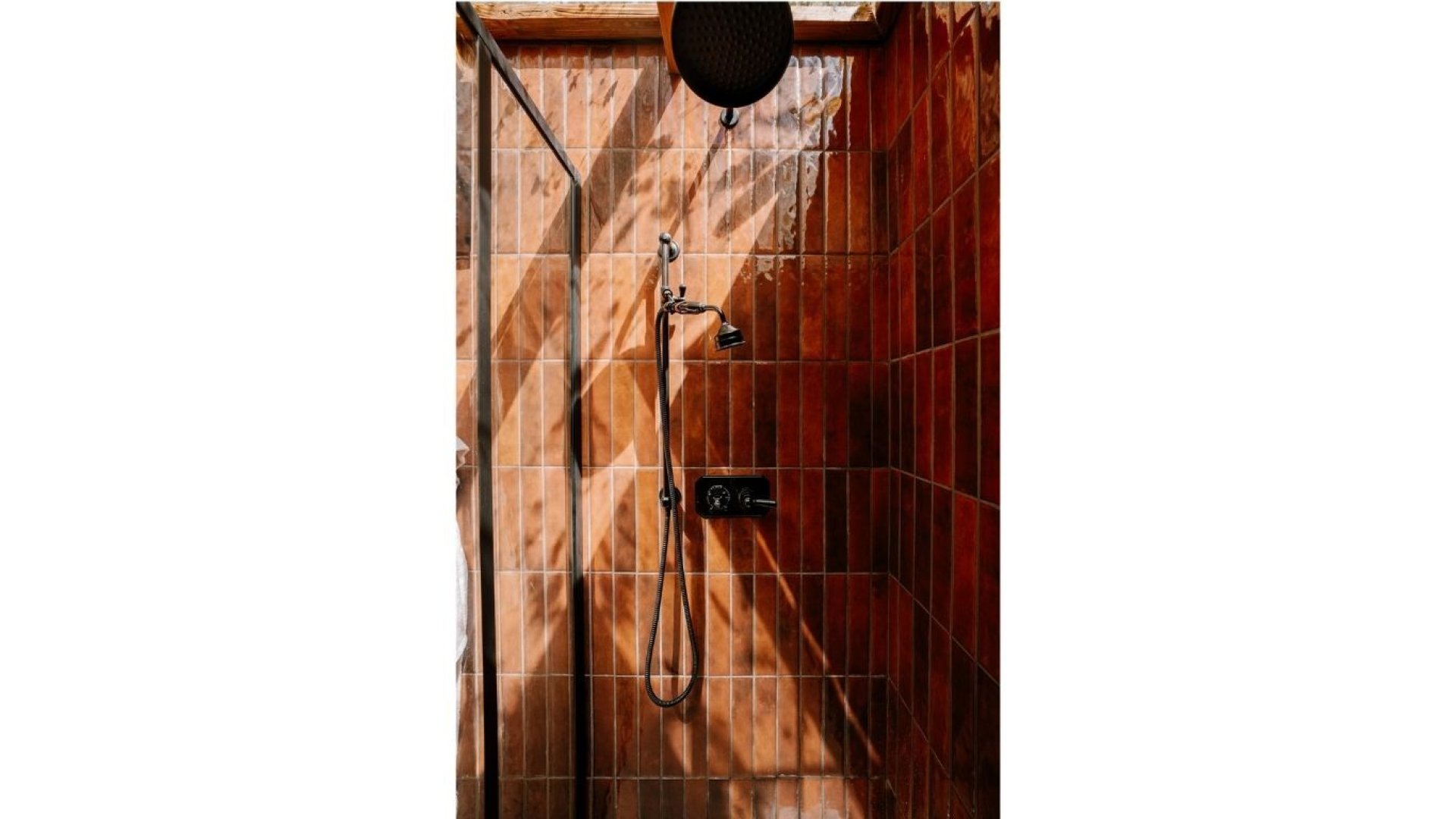 Grande douche à l'italienne avec plafond transparent